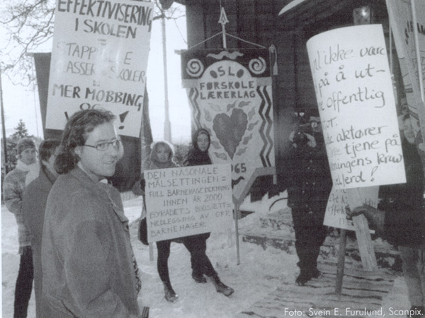 Dette møtet skulle vært i et klasserom isteden, så hadde de sett hvordan det var, mente en av demonstrantene fra Kvinner på tvers som mottok finanskomiteen i Oslo med fattigslige filleryer i desember 1996. Henning Holstad (Frp) slo av en kort prat.
