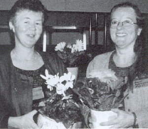 Liv Kværnø og Sølvi Slørdahl i arbeidsgruppa med Kvinner på tvers sine frodige blomsterpotter til innlederne (1997).