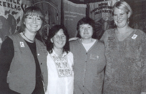 Eva-Ma Holmen (f.v), Janne Olsen, Siri Jensen og Annette Nielsen, alle aktive i arbeidsgruppa, til fotografering på konferansen i 1996.