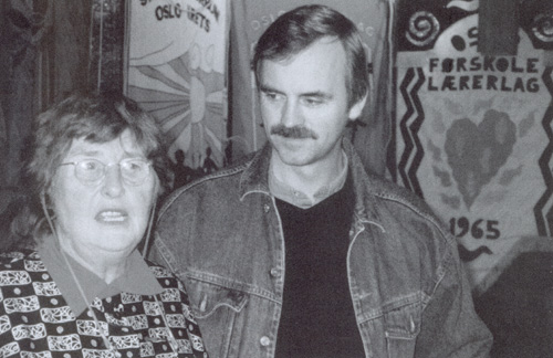 Berit Ås snakker om de 477 milliardærene som eier mer enn den fattigste halvparten av jordas befolkning. Roar Eilertsen fra DeFacto følger interessert med. (1997)