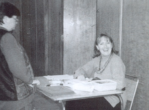 Unni Hembre tar imot i innsjekkingen på konferansen i 1996.